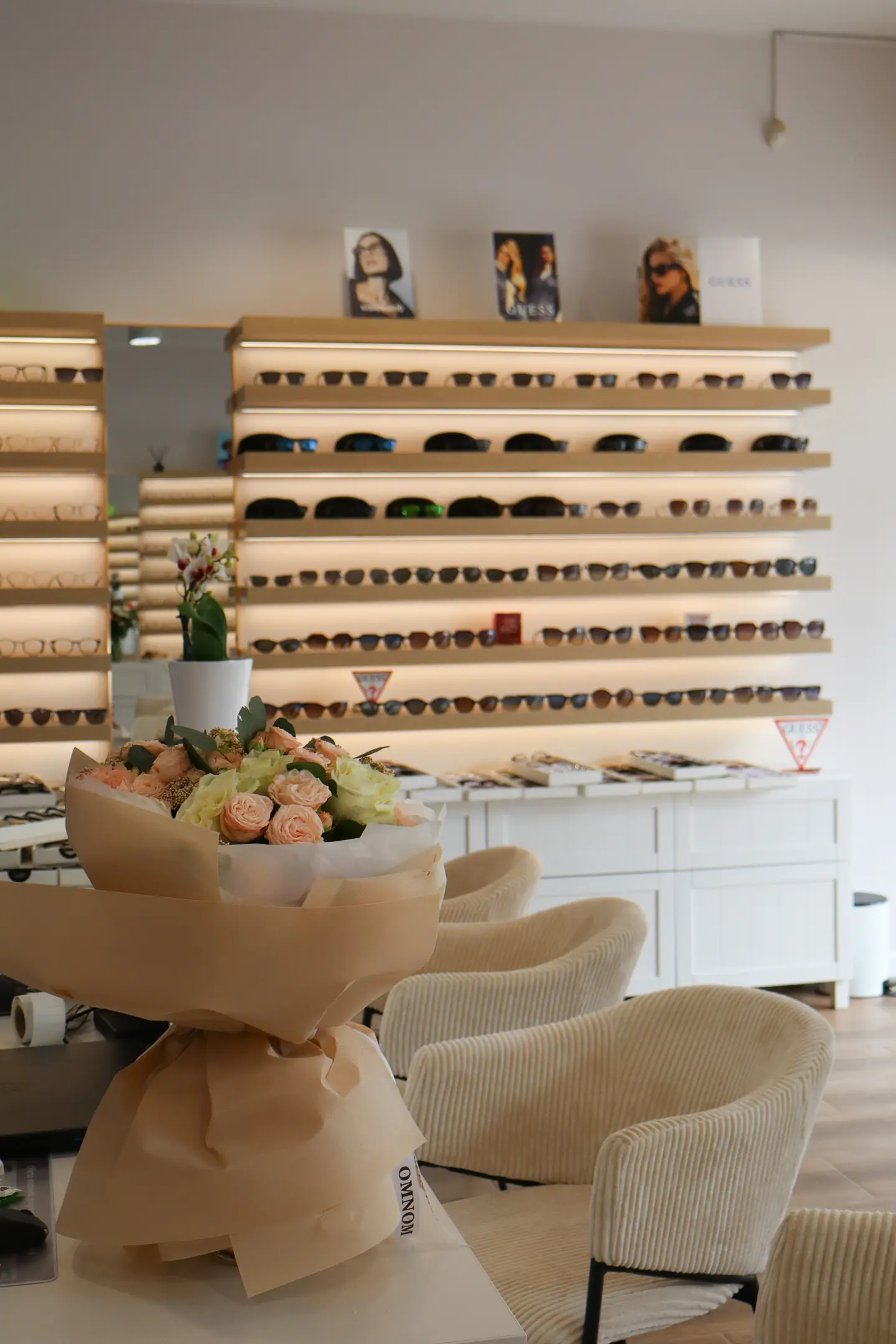 Salon Lumenia Optica — strefa opraw przeciwsłonecznych